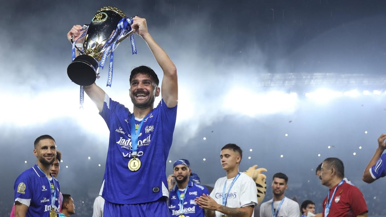 Negosiasi Tak Capai Kata Sepakat, Frans Putros Resmi Tinggalkan Persib